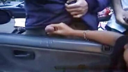 Enlève la culotte de porno femme mûre la fille au téléphone sous la table
