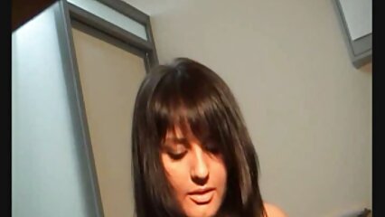 Le proxénète escorte une prostituée vidéo x femme mure mature à la 