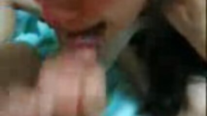 Gros plan vidéo brutale de lesbienne mature avec jeune fille sexe oral brutal avec une blonde russe