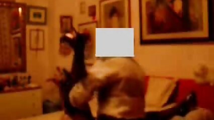 Belle maman aux seins porn mature poilue en silicone adore ce truc dur et en levrette