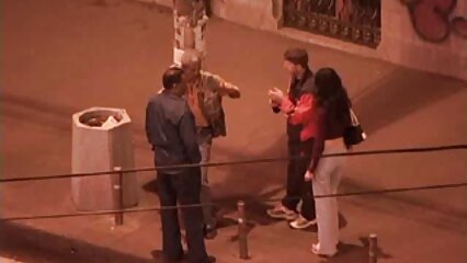 La fille asiatique a mature avec un jeune d'abord branlé le pénis du garçon, puis l'a sucé