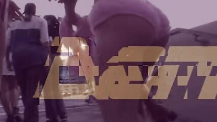 Pendant le sexe FFM avec deux belles blondes, le mec a kiff mature le choix entre deux chattes