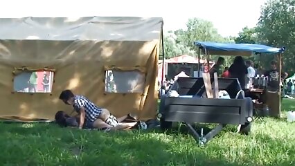 Baiser en public une lesbienne mure pouliche sensuelle en mini jupe et collants résille