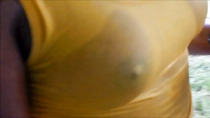 Une étudiante aux gros seins met mature esclave sexuelle sa chatte serrée sous une grosse bite