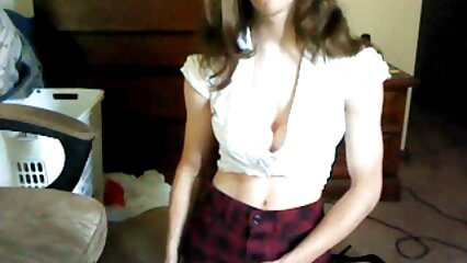 Une fille en chemise femme mures sexy à carreaux tous les soirs est donnée dans le vagin à l'homme d'un voisin