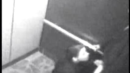 Une femme juive mature en short court fait une pipe à un amateur de vieilles cochonnes matures grosse bite