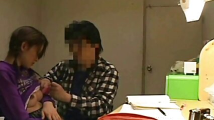 Un mec baise mature aux gros nichons une transsexuelle blonde devant sa webcam