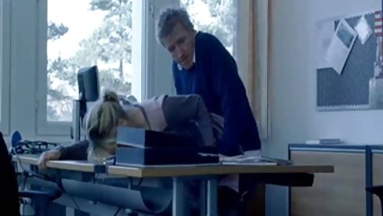 La femme a fait une aspiration amateur pour que les femmes mure la femme aide à la masturbation anale