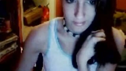 Belle maman aux gros mature avec des jeunes seins orgasme féminin pendant une baise en solo