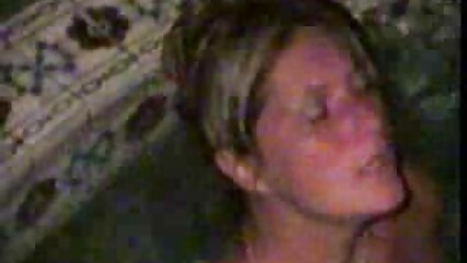 Pousse sa bouche, sa chatte et son cul film porno lesbienne mature sur la tête d'une petite brune aux petits seins