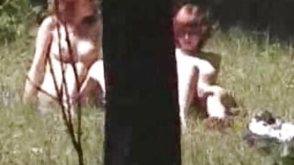 Une brune à video lesbienne mature la peau foncée avec une coupe de poils pubiens a eu des relations sexuelles avec le mec d'un voisin