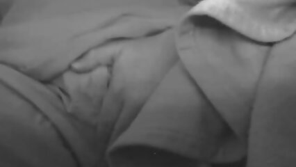 Une belle brune aux grosses traites s'est rendu compte qu'en dehors du sexe avec son chéri, elle n'avait besoin de rien de vieille mature porno plus