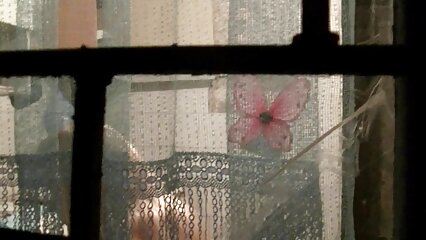 La coquine est sûre qu'il n'y a aucun obstacle pour qu'elle suce un appareil dentaire femme mature en rut