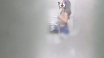 Sexe en femme mature en jupe solo dans la cuisine d'une femme au foyer mature à la chatte poilue