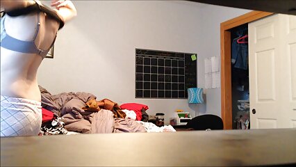 Une video lesbienne mature femme au foyer mature au pubis rasé s'amuse avec des perversions et du BDSM
