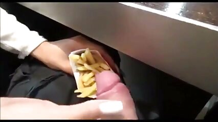 S'amuser au lit porno jeunot avec une nana glamour avec une coupe de poils pubiens