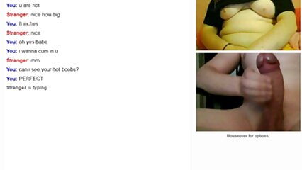 Dans la voiture, il est plus pratique pour une fille au pubis rasé de mature gros siens baiser avec son petit ami en position de cow-girl