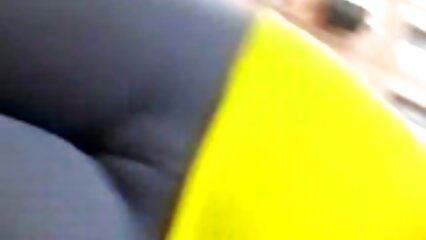 Le comportement provocateur de la beauté s'exprime dans la diffusion quotidienne dans les chats de son vagin femme mure aime jeune ouvert