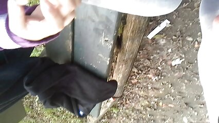 Un homme marié a mature amatrice poilue commencé à se promener avec un vilain nerd pour un fétichisme des pieds