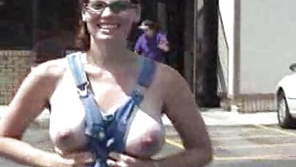 Une brune belle femme mature se masturbe aux gros seins basanée s'est donnée à un homme à lunettes avec une grosse bite