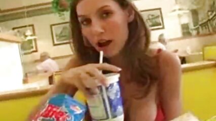 Filmer le sexe anal avec une fille maigre mature tres gros seins dans un string noir dans la salle de bain