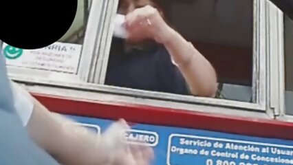 Une foule de mecs vieille femme cougar nus est divertie par deux putes glamour qui se mangent en position 69